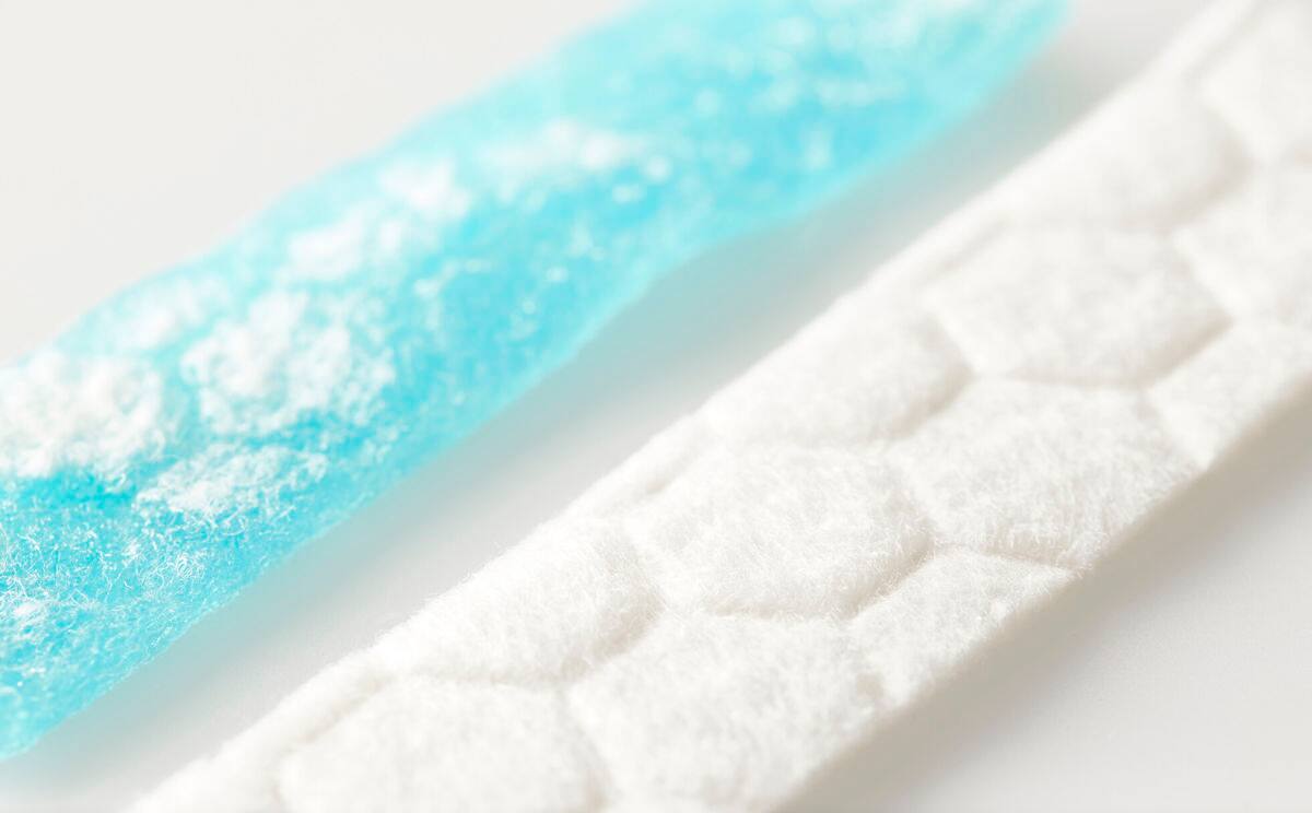 What are the benefiths of gelling fibre dressings?